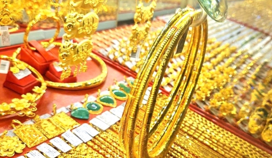 Giá vàng trong nước neo đỉnh dù giá thế giới lao dốc