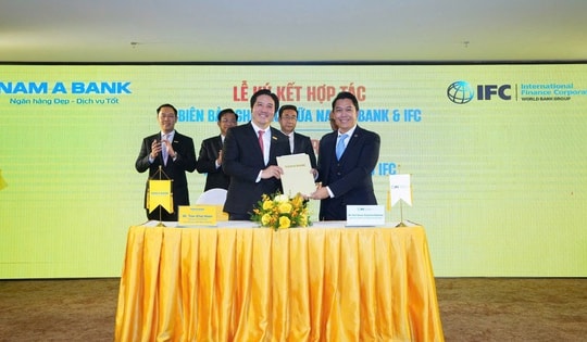 Vừa ra mắt Trung tâm tài chính quốc tế, ngân hàng đầu tiên bắt tay với loạt tổ chức nước ngoài