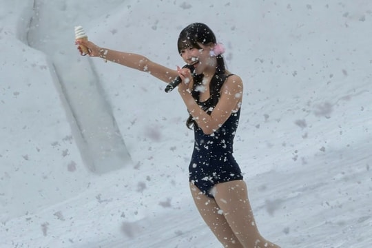 Ca sĩ Nhật bị chỉ trích dữ dội vì mặc áo tắm biểu diễn giữa tuyết rơi