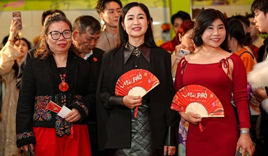 NSND Thu Hà và dàn sao Việt nô nức đi xem phim Tết của Xuân Hinh