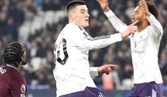 Premier League: M.U thoát thua phút bù giờ, Chelsea tiếc nuối