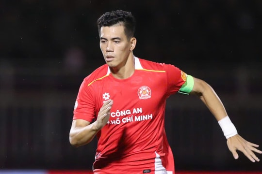 Cổ động viên góp tiền ủng hộ CLB Thanh Hóa, Tiến Linh bất ngờ tặng 50 triệu đồng