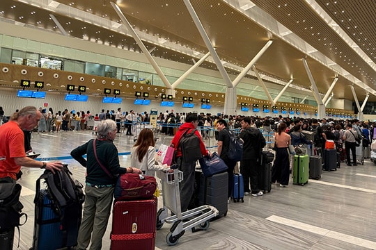 TP Hồ Chí Minh: Bến xe, ga tàu, sân bay đông nghịt người về quê đón Tết