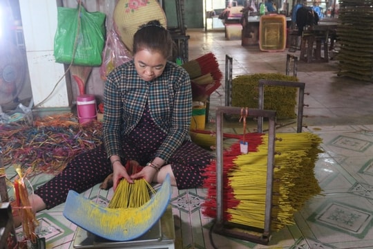 Thua lỗ, chủ xưởng tại làng nhang trăm tuổi cho công nhân nghỉ Tết sớm