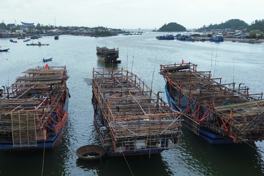 Cận cảnh “tàu sân bay” từ Trường Sa về đất liền đón Tết