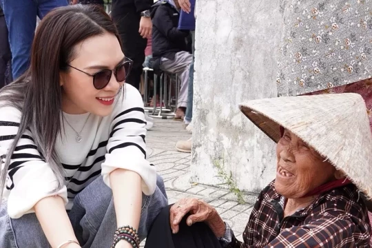 Nghệ sĩ tặng quà, lì xì người khó khăn