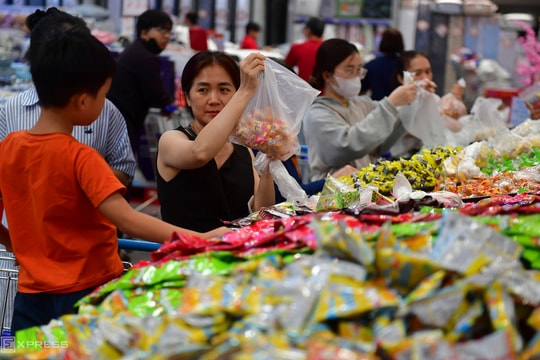 Người tiêu dùng cân nhắc từng đồng sắm Tết