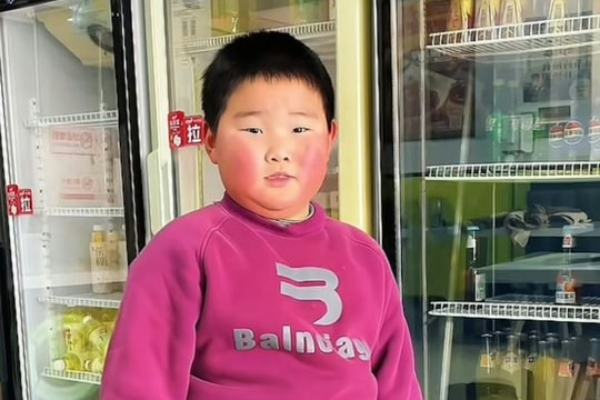 Bé trai 90 kg nhảy dây để 'trả nợ' 1,8 triệu lượt like