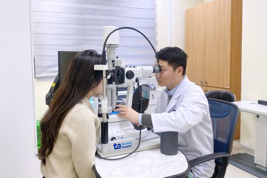 Rụng toàn bộ lông mi sau nối mi làm đẹp