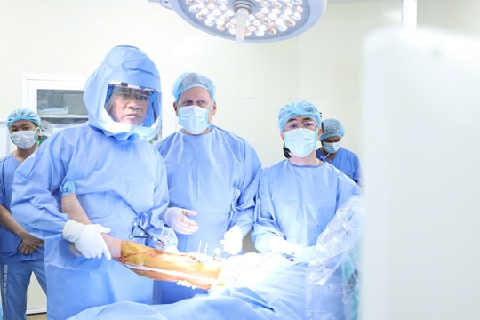 Hồi sinh đôi chân bằng robot phẫu thuật