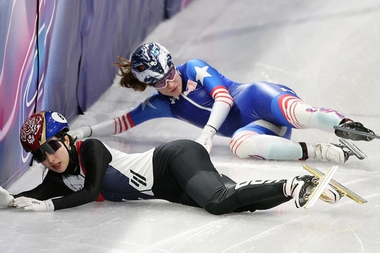VĐV trượt băng Mỹ khóa mạng xã hội sau khi ngã vào đối thủ Hàn Quốc