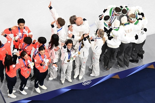 Bục trao giải Olympic mùa Đông làm hỏng giày VĐV