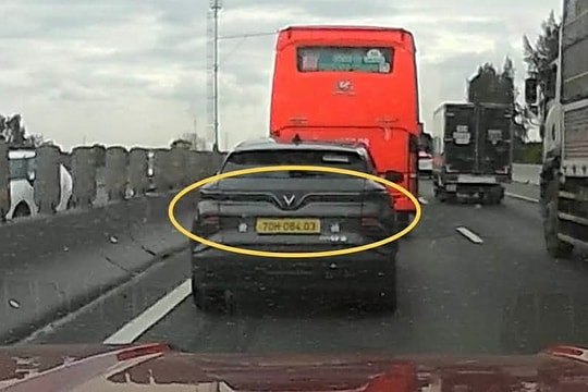 Giảm tốc không sáng đèn - lưu ý khi bám đuôi xe điện