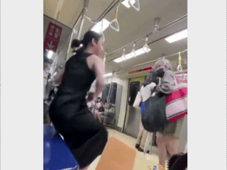 Bất nhã với cụ bà sau mâu thuẫn 'quyền được nhường ghế' trên tàu điện ngầm