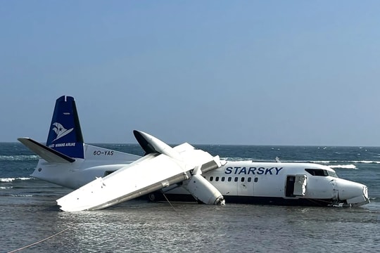 Máy bay chở khách trượt khỏi đường băng, lao ra biển