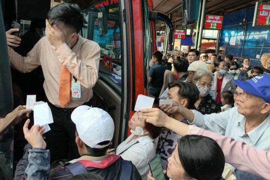 Hàng nghìn người chen lấn ở bến xe để về quê