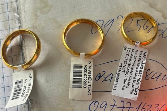 Hai phụ nữ tìm chủ nhân túi vàng đánh rơi trên quốc lộ