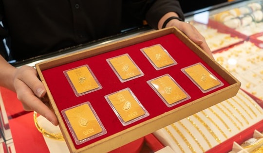 Sáng 12-2, giá vàng miếng SJC trên thị trường tự do thấp hơn trong ngân hàng, công ty vàng