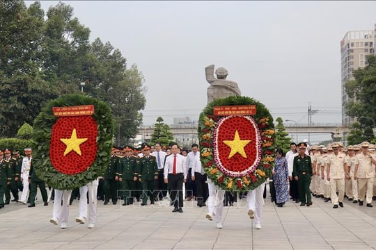Lãnh đạo TP Hồ Chí Minh dâng hương các Anh hùng liệt sỹ nhân dịp Tết Nguyên đán Bính Ngọ