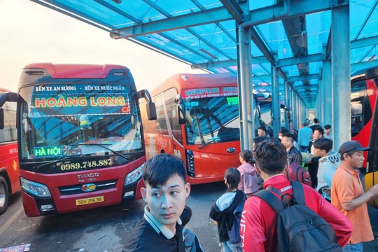 TP Hồ Chí Minh: Đông đảo hành khách đổ về bến xe, sân bay trong ngày 26 Tết