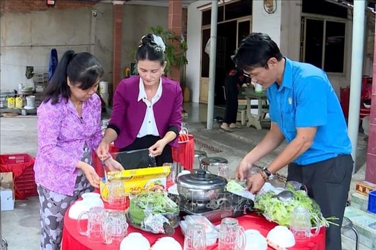 Mâm cơm sum vầy ấm tình người xa quê