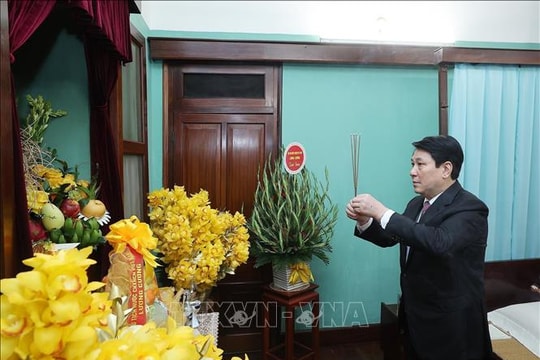 Chủ tịch nước Lương Cường dâng hương tưởng niệm Chủ tịch Hồ Chí Minh tại Nhà 67
