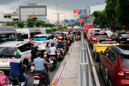 Người dân TP Hồ Chí Minh lưu ý lộ trình di chuyển khi xem bắn pháo hoa