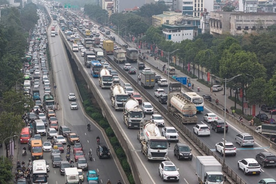 Bến xe Hà Nội đông nghịt người, đường Vành đai 3 tắc không lối thoát