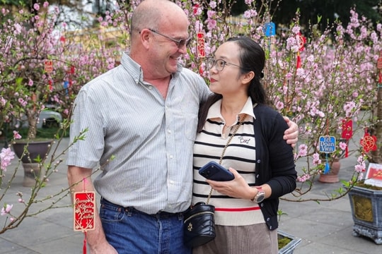 Khách Tây về Việt Nam ăn Tết với vợ, choáng ngợp không gian xuân Hà Nội