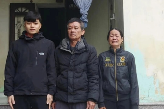 Mẹ nghẹn ngào ôm chầm con trai làm việc ở nước ngoài nói dối "Tết không về"