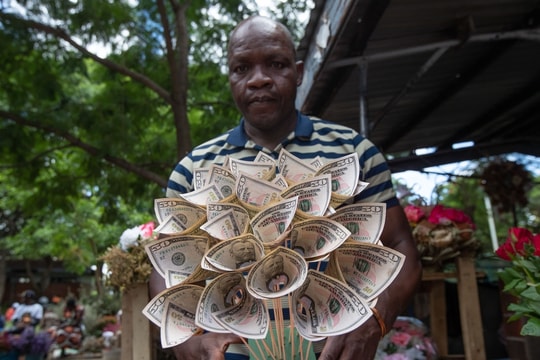 Hoa tiền mặt đắt khách dịp Valentine ở Zimbabwe