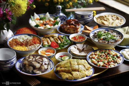 Bác sĩ tiết lộ 'thủ phạm' trên mâm cỗ Tết gây mỡ máu cao