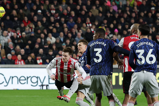 Arsenal bị chia điểm ở Ngoại hạng Anh