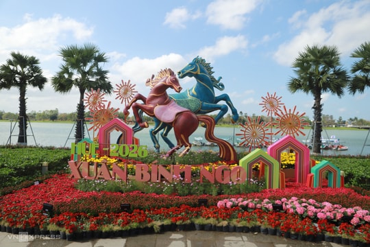 Đường hoa xuân bên dòng sông Hương