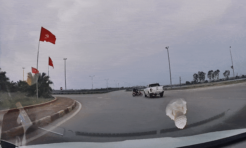 Đi ngược chiều vòng xuyến, xe máy vỡ nát vì húc vào ôtô