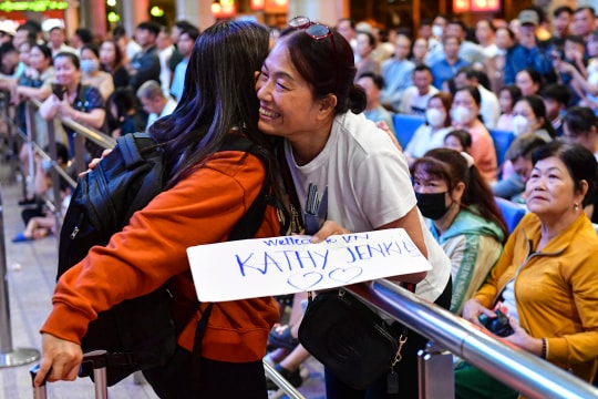 Tân Sơn Nhất đông nghịt người đón Việt kiều về ăn Tết