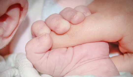 Điện thoại rơi trúng đầu, em bé 2 tháng tuổi bị chấn thương sọ não