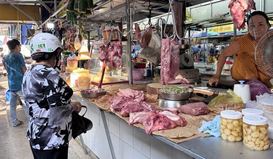 Giá thịt heo Tết ở chợ lẻ biến động mạnh