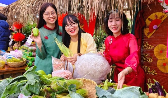 Rủ nhau đi chợ quê ngày Tết ở làng cổ ngàn năm tuổi