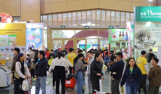 Một hội chợ Tết "hút" nửa triệu lượt khách, bán ra cả tấn giò chả