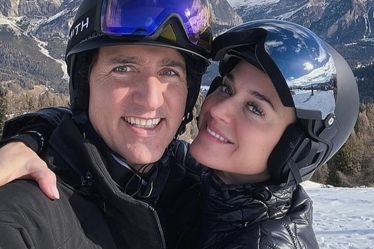 Cựu Thủ tướng Canada ở bên Katy Perry trong biệt thự mới