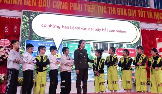 Trẻ thích thú với hội chợ Xuân, phòng tránh 'bắt cóc online'