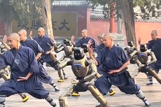 Robot hình người gây sốt khi biểu diễn võ thuật tại Thiếu Lâm Tự