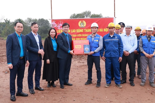 Động viên, tặng quà công nhân thi công xuyên Tết tại công trình trọng điểm