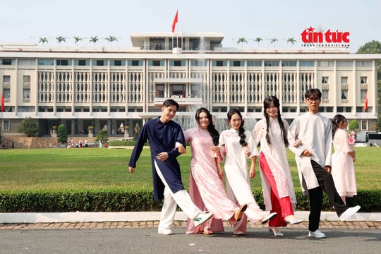 Hội trường Thống Nhất 'hút' khách đến check-in dịp Tết