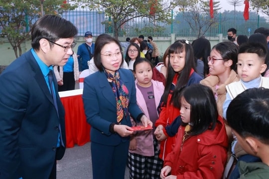 Gia đình công nhân trên chuyến xe về quê đón Tết miễn phí, nhận thêm lì xì