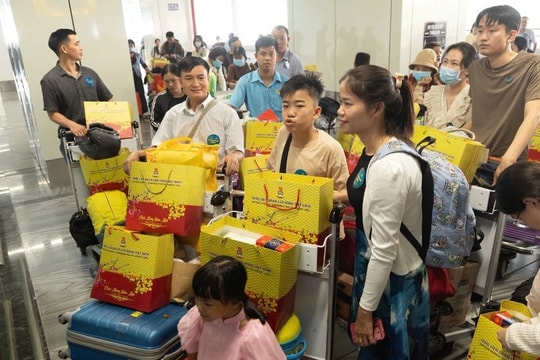 Chuyện về nữ công nhân vượt gần 2.000km về quê đón Tết mang quà đặc biệt