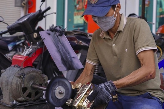 Thợ đánh bóng lư đồng ở TPHCM kiếm tiền triệu dịp cận Tết