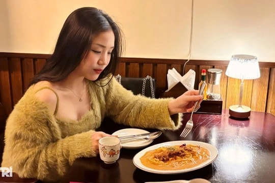 Ẩn trong ngõ nhỏ ở Hà Nội, quán đồ Âu kéo đồ ăn lên xuống bằng ròng rọc