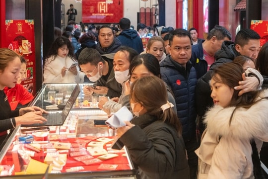 Vàng trong nước tăng 2 triệu đồng/lượng, dự báo giá trong Tết ra sao?